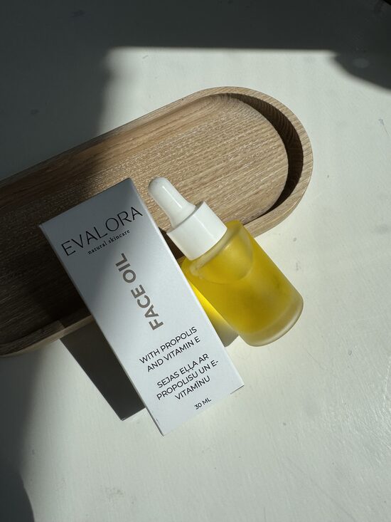 Face oil with propolis and vitamin E